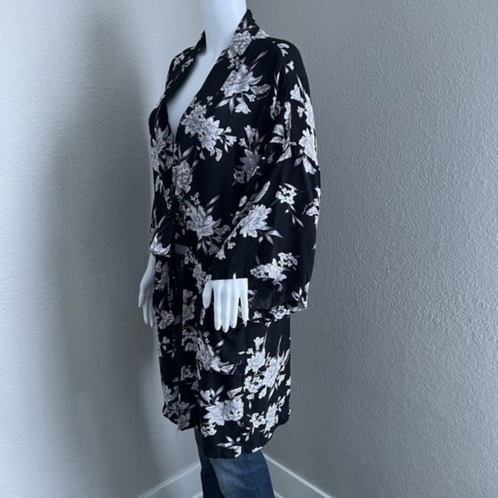 Spiritual Gangster Women's Robe One Size Black White Floral Kimono Pockets - Picture 8 of 10
